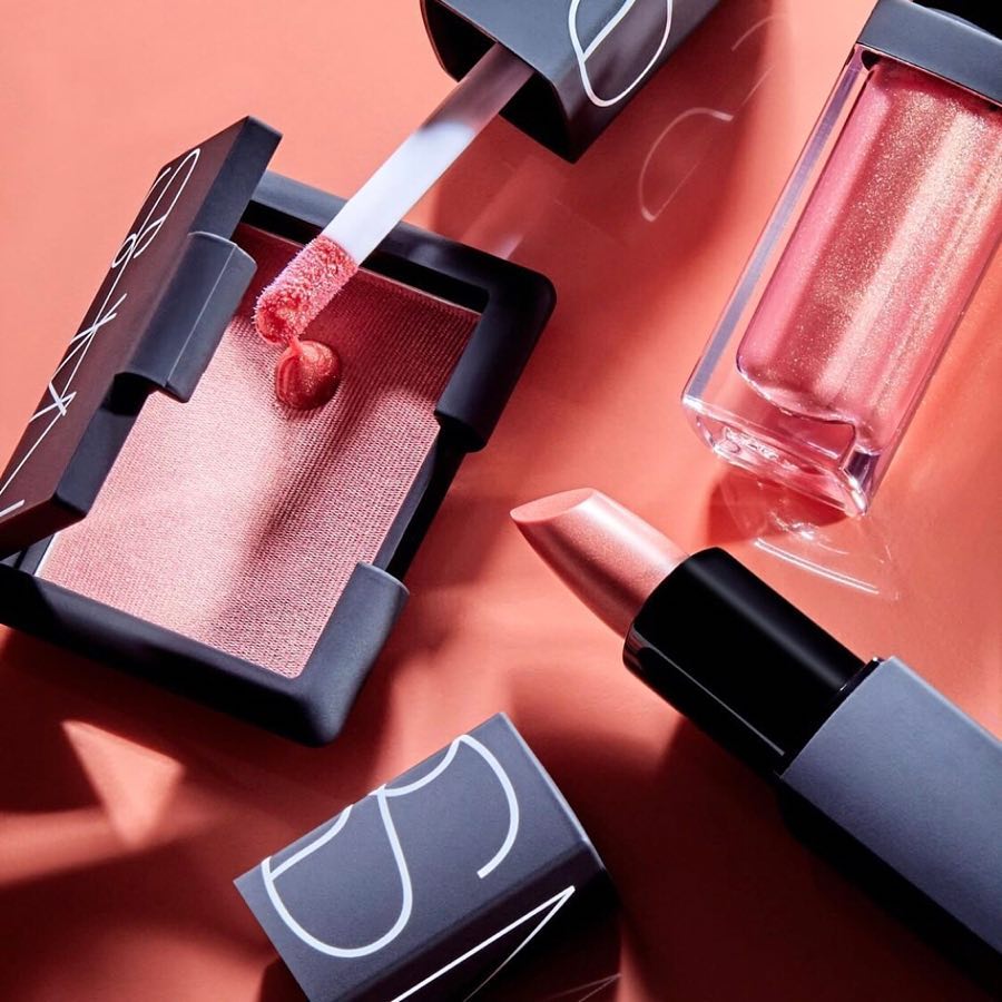 Nars Mini Orgasm Set   สุดคุ้ม Orgasm Set จาก Nars เซ็ตที่รวมบลัชออน ลิปสติก และลิปกลอส สี Orgasm ในไซส์มินิ เอาใจสาวๆที่ชื่นชอบสี Orgasm น่าใช้มากๆค่ะ ในเซ็ตประกอบด้วย  - Mini Orgasm Blush 3.5 g. - Mini Orgasm Lipstick 1.7 g. - Mini Orgasm Lip Gloss 4 ml.