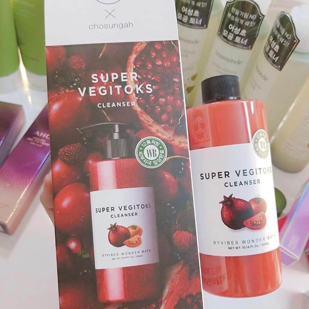 Wonder Bath Super Vegitoks Cleanser 300 ml. (Red) บับเบิ้ลคลีนเซอร์สุดฮิต !! สูตรใหม่!!  สีแดง - สารสกัดจากผักผลไม้สีแดง ช่วยฟื้นฟูผิวที่คล้ำเสีย ปรับผิวให้ขาวกระจ่างใสอย่างเป็นธรรมชาติ ปรับให้สีผิวสม่ำเสมอ เรียบเนียน ช่วยลดเลือนรอยสิว รอยดำ รอยแดง และจุดด่างดำต่างๆได้อย่างมีประสิทธิภาพ ผิวจะดูใสขึ้น ไบรท์ขึ้นอย่างชัดเจน