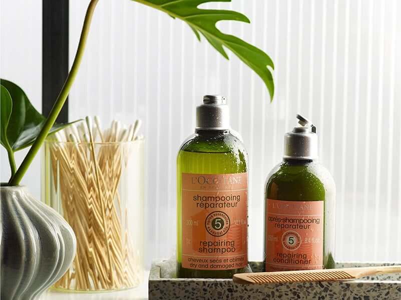 l'occitane Intensive Repair Shampoo + Conditioner 75 ml. Intensive Repair Shampoo (75 ml) แชมพูสูตรปราศจากซิลิโคนที่ช่วยซ่อมแซมและเสริมสร้างความแข็งแรงให้กับเส้นผมที่แห้งเสีย แตกปลาย และถูกทำลาย ฟื้นฟูไฟเบอร์เส้นผมให้แข็งแรงตั้งแต่รากผมจดปลาย ช่วยให้ผมนุ่มลื่นเป็นประกาย มีชีวิตชีวา Intensive Repair Conditioner (75 ml) ครีมนวดผมที่ช่วยซ่อมแซมและเสริมสร้างความแข็งแรงให้กับเส้นผมที่แห้งเสีย แตกปลาย และถูกทำลาย ฟื้นฟูไฟเบอร์เส้นผมให้แข็งแรงตั้งแต่รากผมจรดปลาย ช่วยให้ผมนุ่มลื่นเป็นประกาย มีชีวิตชีวา