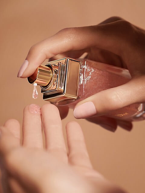 Dior Prestige La Micro - Huile De Rose  เนื้อสัมผัสอันล้ำสมัยที่ทำให้พรีซีรั่มตัวนี้มีพลังในการซึมซาบเข้าสู่ผิวได้อย่างล้ำลึกแบบซีรั่ม ในขณะเดียวกันก็มอบความรู้สึกสบายผิวแบบออยบำรุง ผลลัพธ์ที่ได้คือผิวแข็งแรง สุขภาพดีจากภายใน   สร้างพื้นฐานผิวที่ดี ให้ผิวชุ่มชื้น กระชับ มีชีวิตชีวา