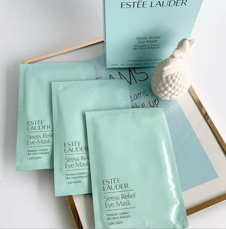 Estee Lauder Stress Relief Eye Mask 1 Pair แผ่นมาสก์รอบดวงตาประสิทธิภาพสูงที่ผสานคุณค่าการบำรุงจากธรรมชาติผสานนวัตกรรมอันทันสมัย ช่วยปลอบประโลมผิวรอบดวงตาที่อ่อนล้าอย่างเป็นพิเศษ คืนความชุ่มชื่นให้ผิวรอบดวงตาดูเปล่งปลั่ง กระจ่างใส ลดเลือนความหมองคล้ำต่างๆ ให้จางลง พร้อมชะลอการเกิดริ้วรอยก่อนวัยให้ผิวดูอ่อนเยาว์