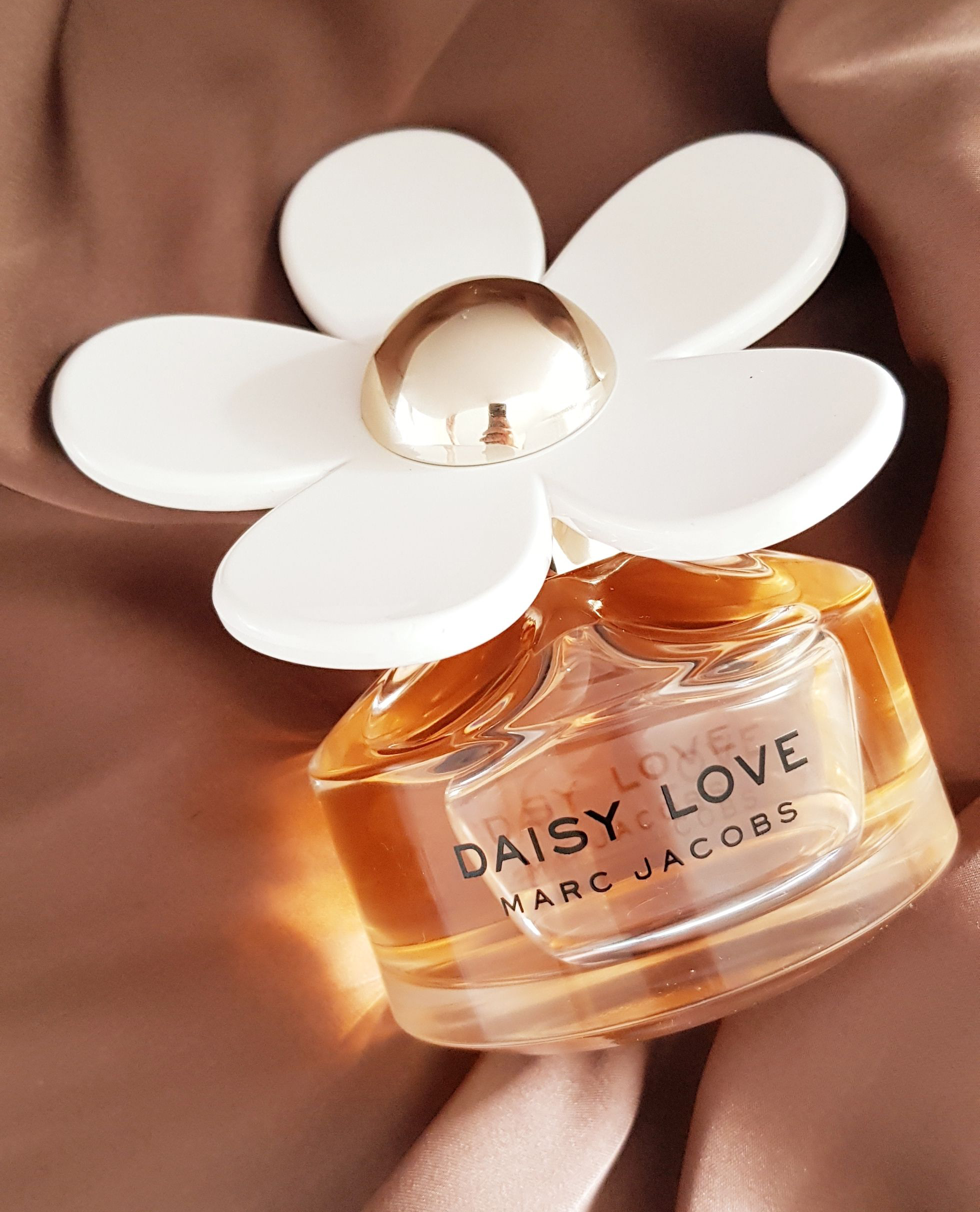 MARC JACOBS, MARC JACOBS รีวิว, MARC JACOBS Daisy Love, MARC JACOBS Daisy Love Eau De Toilette, MARC JACOBS Daisy Love EDT, MARC JACOBS Daisy Love Eau De Toilette 1.2ml, MARC JACOBS Daisy Love Eau De Toilette น้ำหอมผู้หญิง แนวกลิ่น Floral - Fruity, น้ำหอม, น้ำหอมผู้หญิง, น้ำหอม MARC JACOBS, น้ำหอม MARC JACOBS รีวิว, MARC JACOBS Daisy Love Eau De Toilette รีวิว